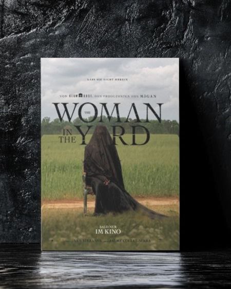 زنی در حیاط